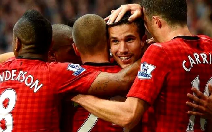 Robin van Persie (cu faţa) a fost omul meciului FOTO Reuters