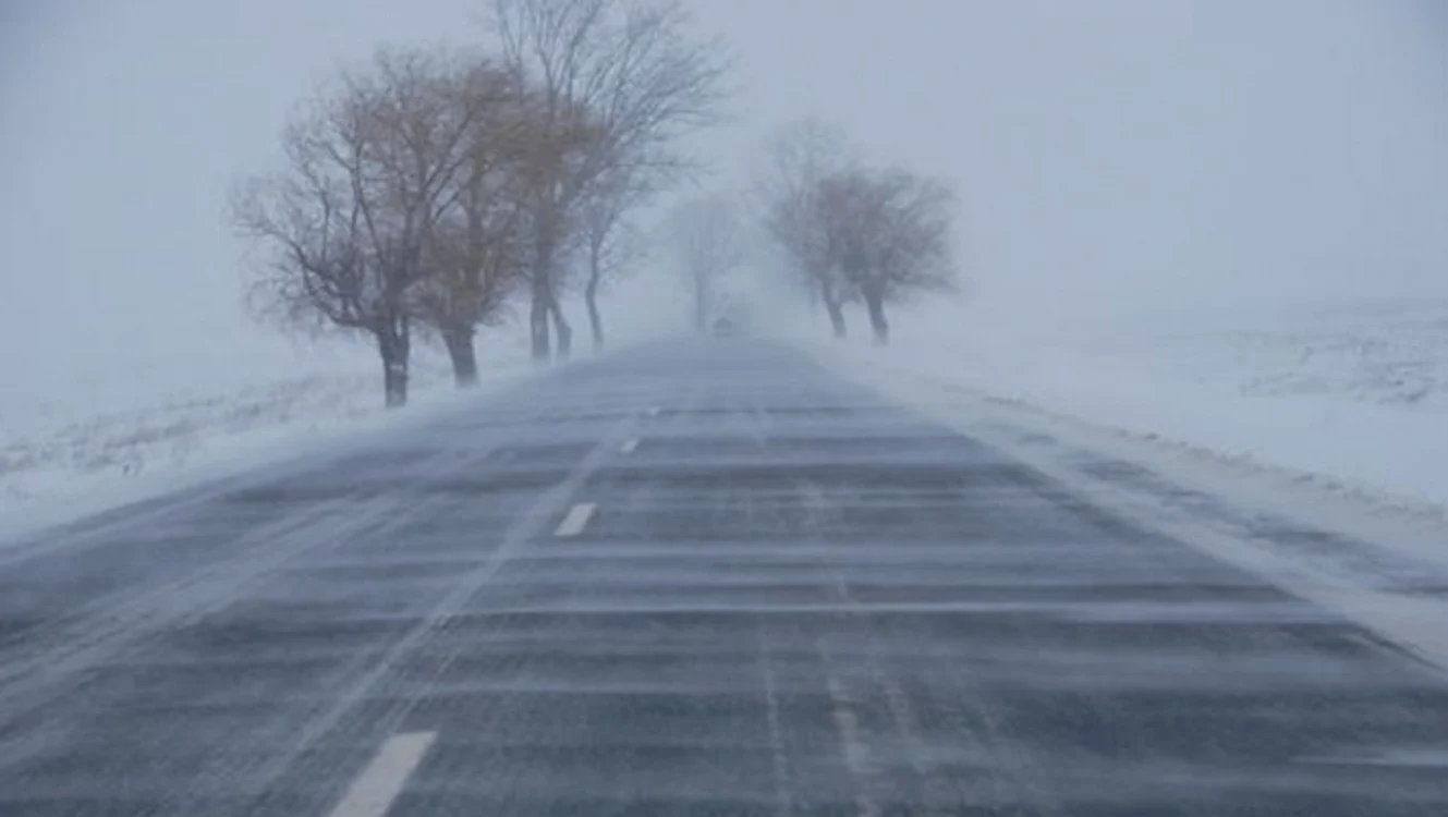 
    În zona montană a judeţelor Satu-Mare, Maramureş, Bistriţa-Năsăud şi Cluj, la altitudini de peste 1.500 m, temporar va ninge, stratul de zăpadă nou depus va fi consistentFOTO: adevarul.ro  
