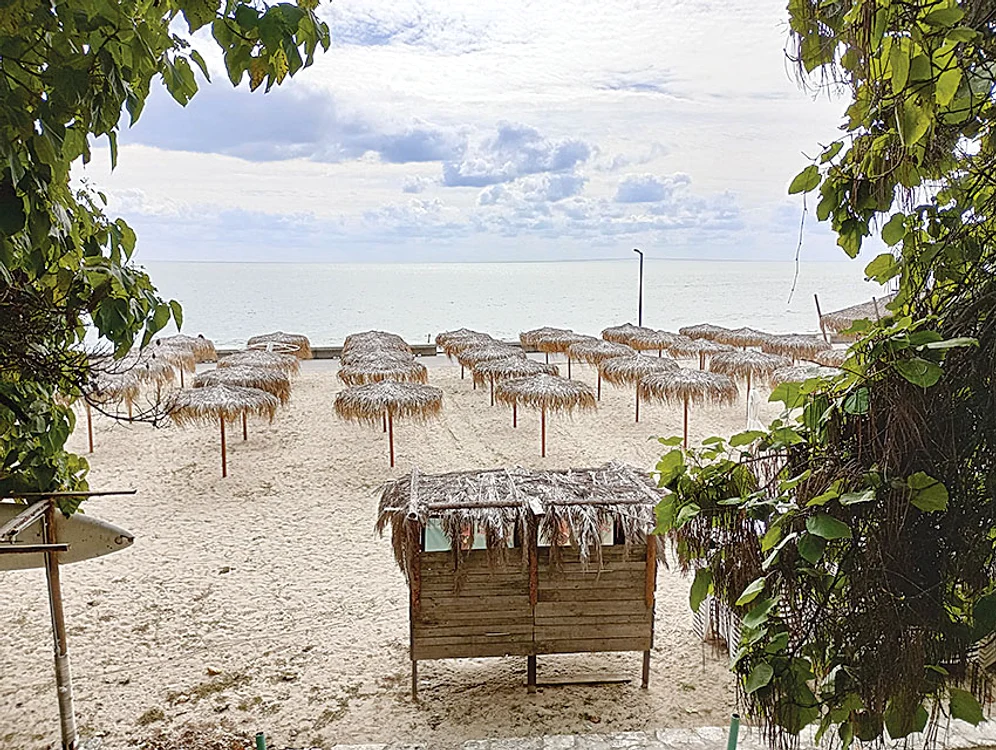 Hotelul are  plajă privată. Foto: Ovidiu Oprea