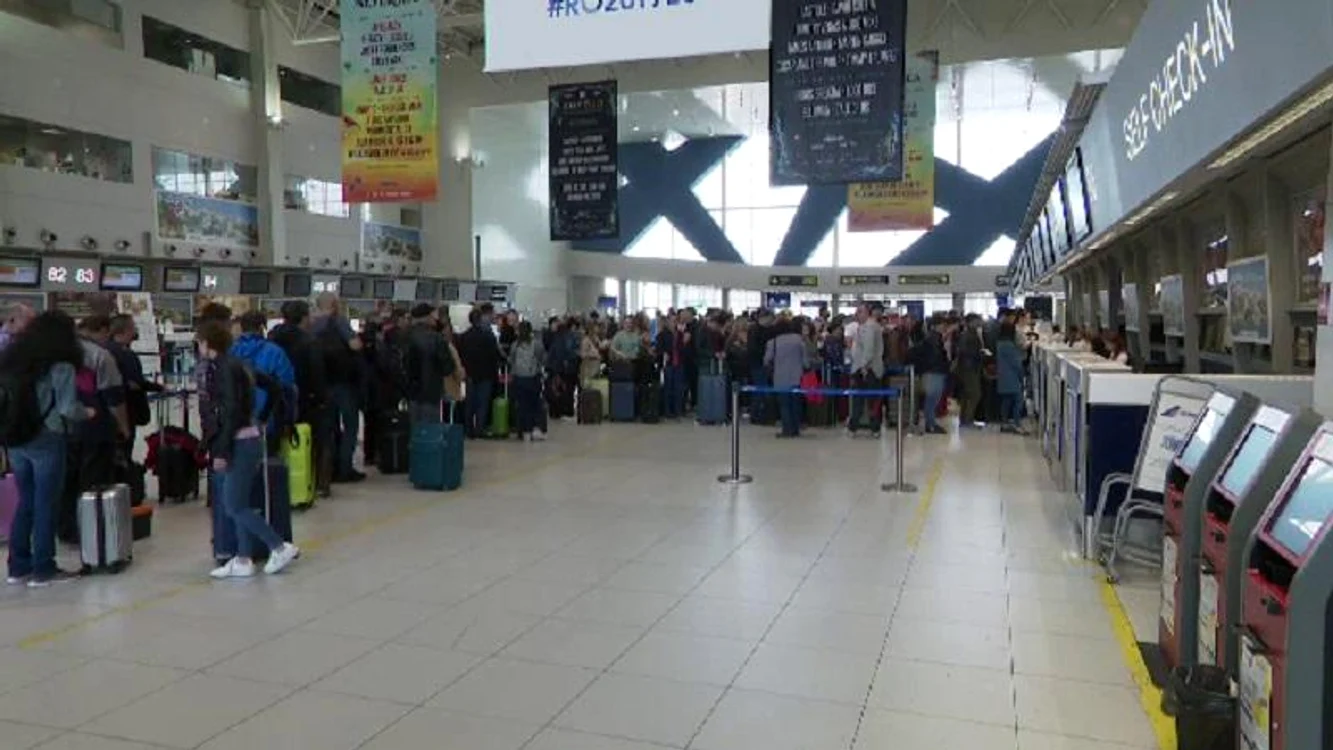 Terminalul modernizat de la Otopeni nu îi impresionează pe pasagerii care tranzitează aerogara