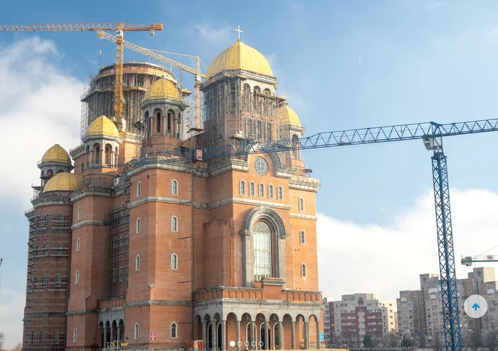 
    La Catedrala Neamului se lucrează non-stop în trei schimburi, de luni până sâmbătă pentru ca Papa Francisc să fie impresionat de construcțieFoto: basilica.ro  