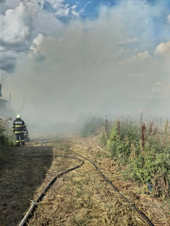 Incendiul a fost stins după 7 ore FOTO ISU Ialomiţa