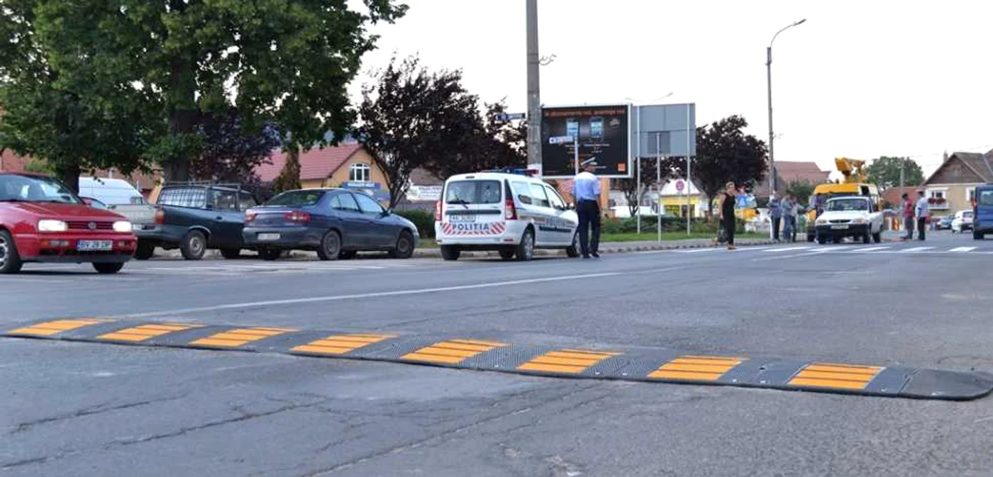 Mai multe limitatoare de viteză vor fi înlocuite cu semafoare cu buton. FOTOArhivă.