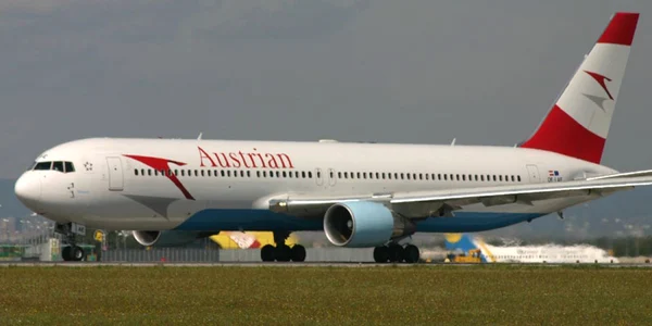 Pasagerii unui avion al companiei Austrian Airlines au fost evacuaţi de urgenţă