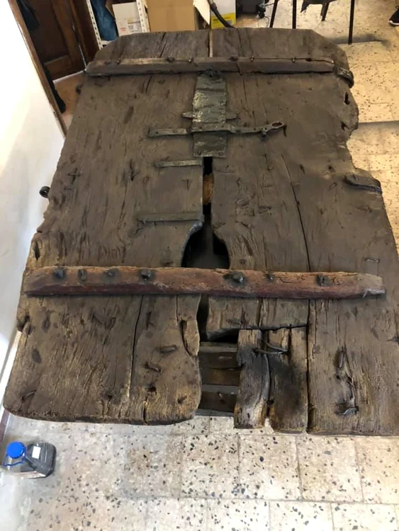 Ușa închisorii, restaurată în 2021. Foto Muzeul Castelului Corvinilor. 