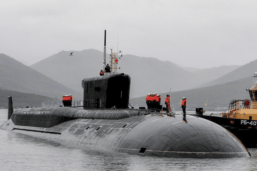 O navă și un elicopter al Marinei Franceze escortează un submarin rus în Golful Biscaya
