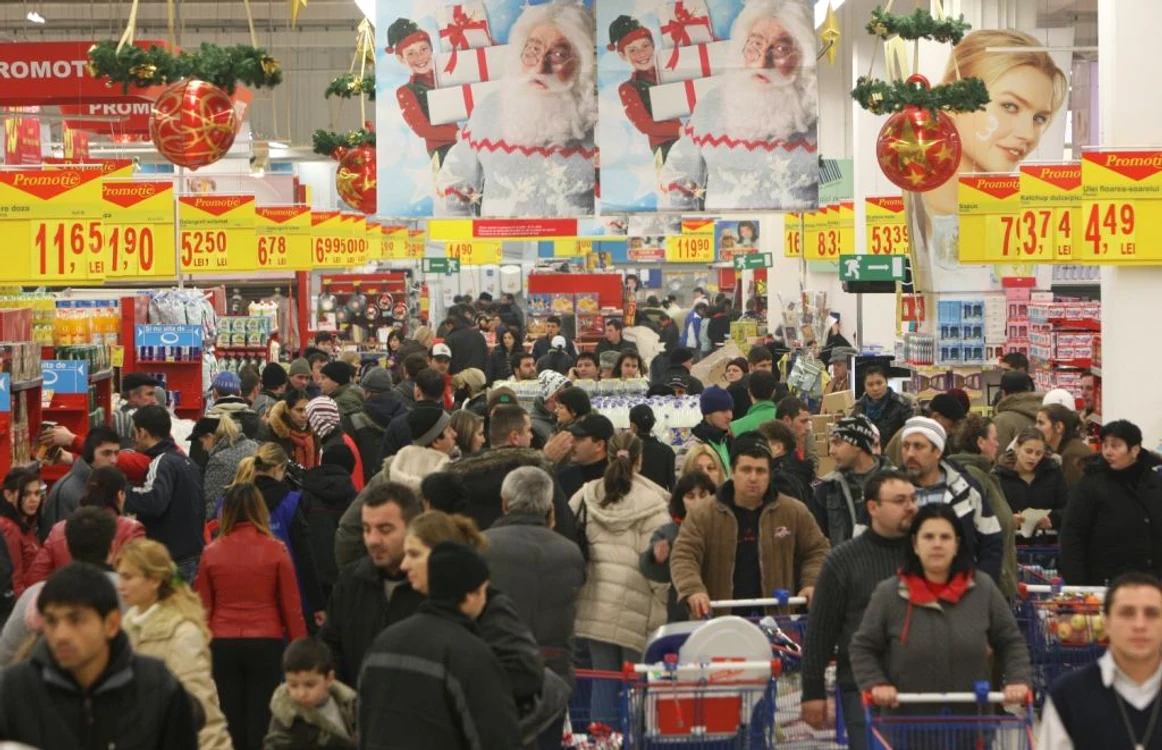 Cumpărăturile românilor au urcat afacerile comercianţilor cu peste 15%
