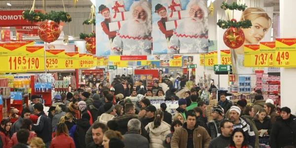 Cumpărăturile românilor au urcat afacerile comercianţilor cu peste 15%