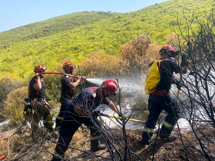 Pompierii argeşeni din modulul al doilea de intervenţie în Grecia au fost primiţi cu aplauze la întoarcerea acasă