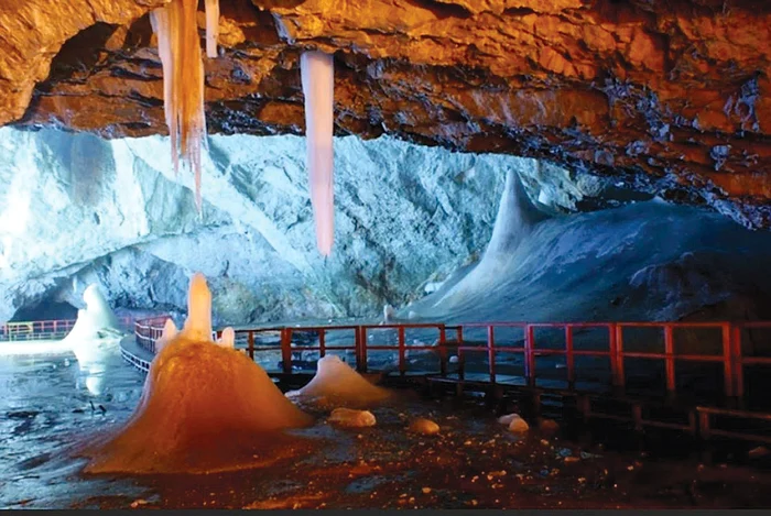 Peştera Scărişoara adăposteşte cel mai mare gheţar din România. FOTO: Parcul Natural Apuseni
