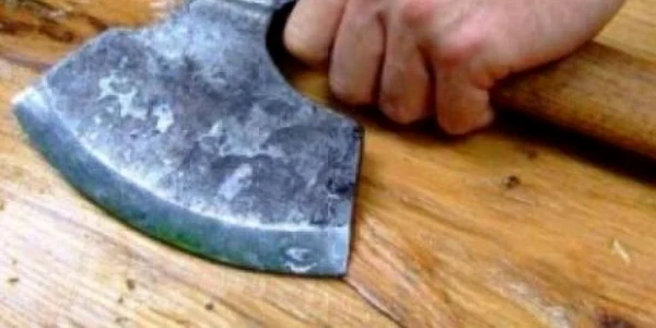 Jandarmul a fost atacat cu securea, aseară, de vecinul furios