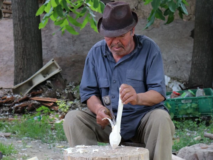 Cioplitor în lemn din județul Călărași FOTO Facebook Muzeul satului