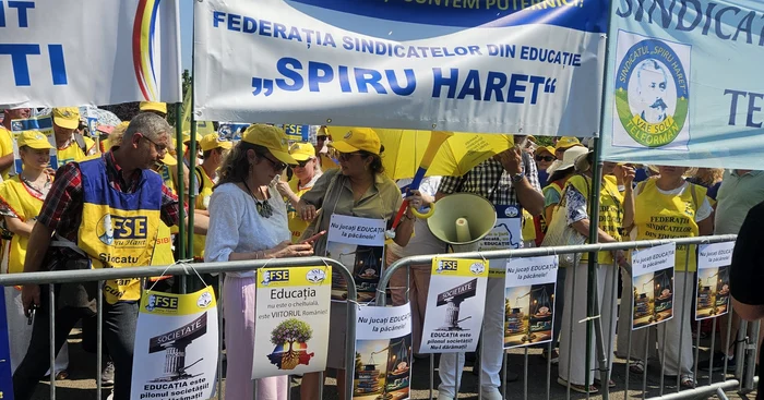 Prima zi de școală începe cu proteste. Sindicatele cer demisia ministrului Educației, părinții se plâng de flori prea scumpe