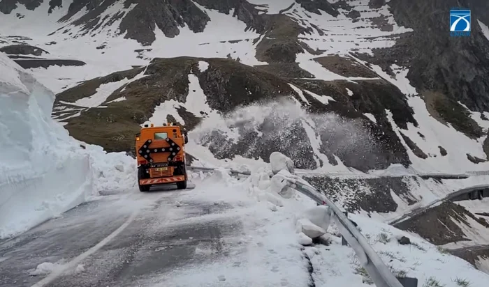 Continuă deszăpezirea pe Transfăgărășan Foto: DRDP Brașov/Facebook