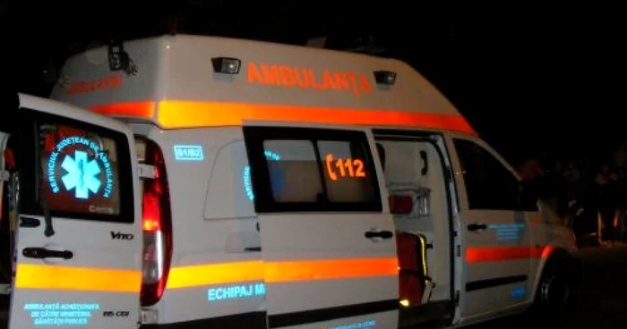 Bărbatul a fost transportat la spital cu ambulanţa