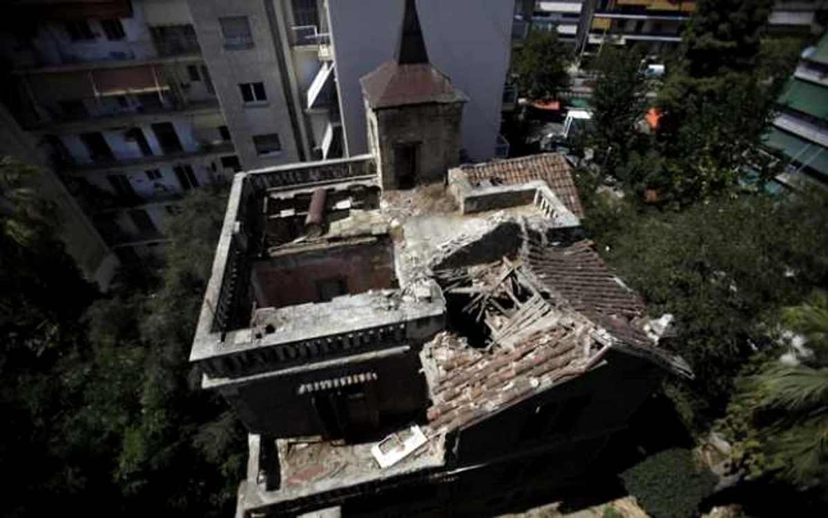Guvernul grec refuză să se lase înfricoşat, urmând ca imobilul cu două etaje şi un turn, înconjurat de palmieri, să fie vândut pe 17 septembrie, celui care va oferi mai mulţi bani FOTO Bloomberg
