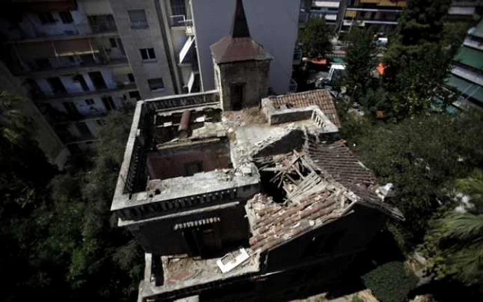 Guvernul grec refuză să se lase înfricoşat, urmând ca imobilul cu două etaje şi un turn, înconjurat de palmieri, să fie vândut pe 17 septembrie, celui care va oferi mai mulţi bani FOTO Bloomberg