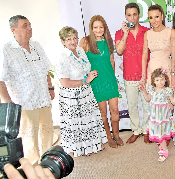 Părinţii lui Mircea (stânga) au avut numai cuvinte de laudă despre posibila lor noră, Carmen (Fotografii: Dan Bistriţeanu)