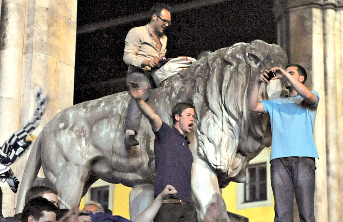Englezii au călărit statuile