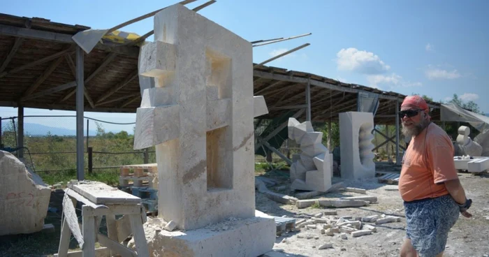 Eugen Petri, coordonatorul taberei internationale de sculptură, aduce în fiecare an artişti din întreaga lume în oraşul de pe Sebeş