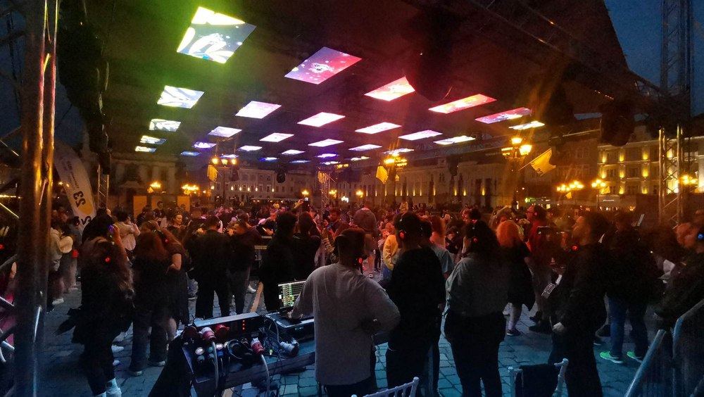 Cea mai mare discotecă din Piața Unirii, pe placul tuturor. Petrecerea s-a dat cu căștile pe urechi VIDEO 