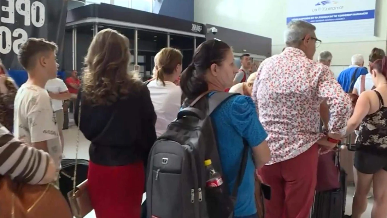 Peste 50 de români sunt blocați în Cipriu, din cauza crizei Blue Air