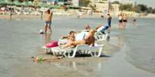 Temperaturile de peste 30 de grade au adus turişti la mare