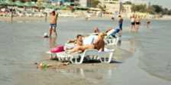 Temperaturile de peste 30 de grade au adus turişti la mare