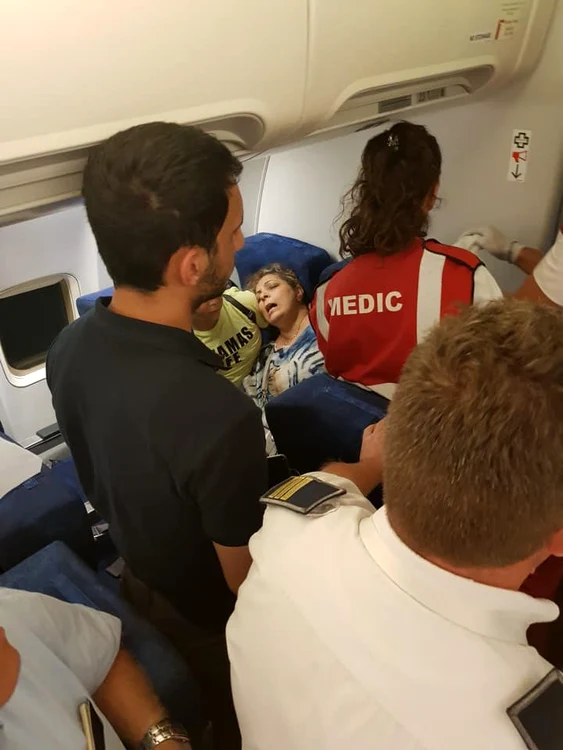 O pasageră a leșinat de spaimă în avion și a avut nevoie de îngrijiri medicale