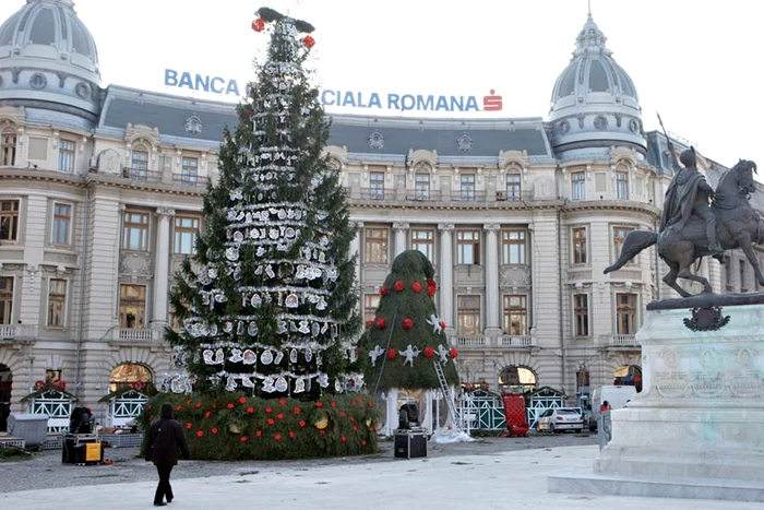 Sute de lampadare  colorate au fost  suspendate  deasupra străzii