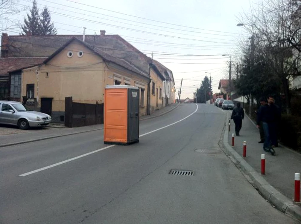 Toaletă în mijlocul străzii, la Cluj