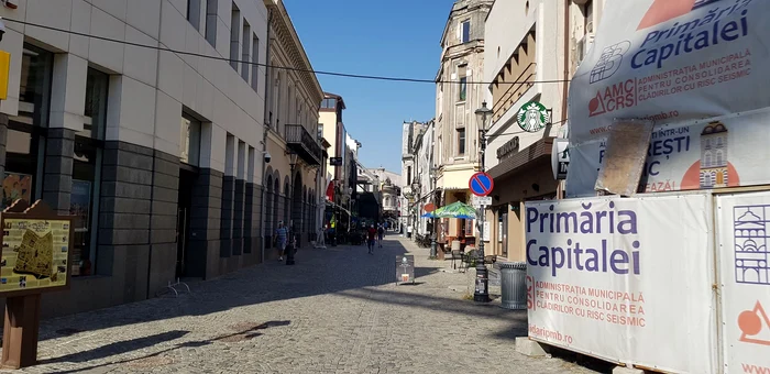 
    Strada Lipscani, văzută dinspre piațeta cu statuia „Lupoaicei” și având în dreapta clădirea imobilului de la numărul 75, ce va fi reconstruit, acoperit de foliile primărieiFoto: Gabriel Peneș  