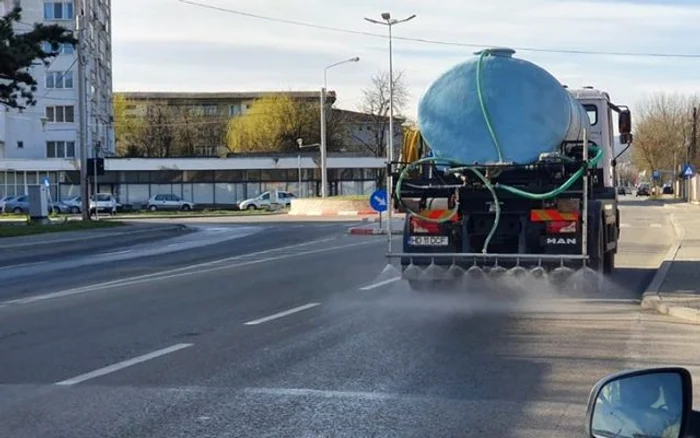 
    Primăria Capitalei consideră că o condiție pentru reducerea poluării este spălarea tuturor arterelor și trotuarelorFoto:g4media.ro  