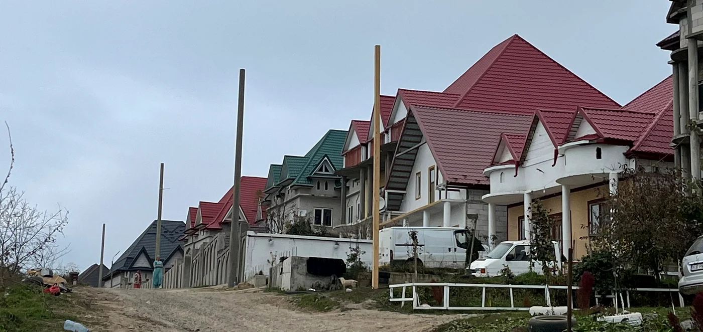 Palatele au fost înlocuite de case în stil parizian FOTO Ziarul de Iași