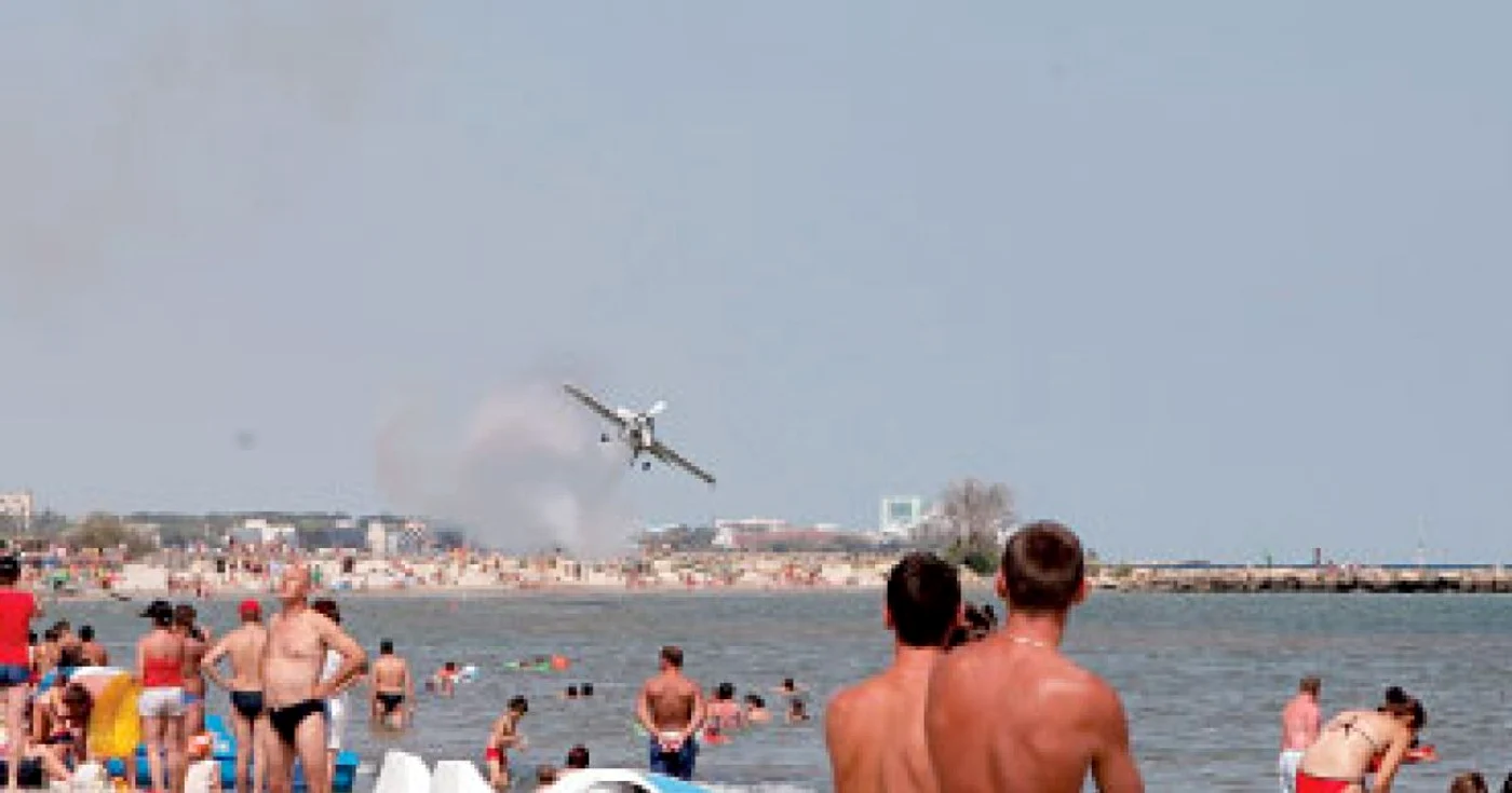 Show aviatic pe plaja de la Mangalia