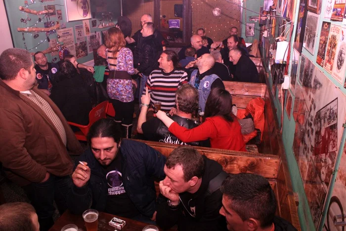 Aşa se distrau pe vremuri timişorenii în barul respectiv