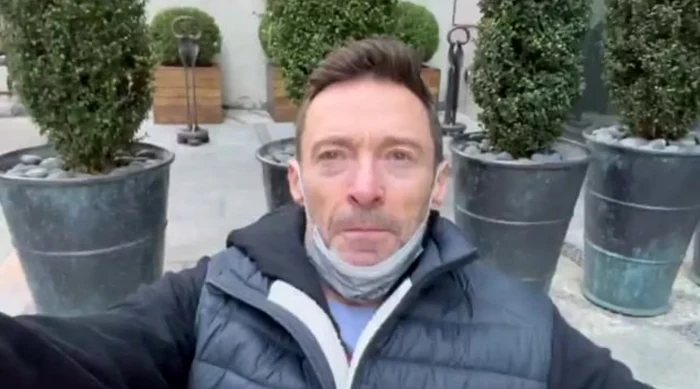 
    Hugh Jackman le-a explicat fanilor că nu părăsește casa fără masca de protecțiefoto: Instagram  