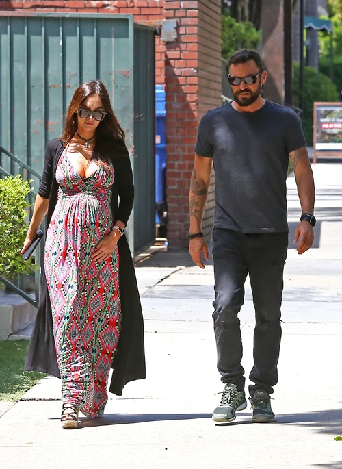 Exclusive Pregnant Megan Fox And Brian Austin Green Get Lunch In Santa Monica ***NO WEB USE W/O PRIOR AGREEMENT CALL FOR PRICING*** jpeg