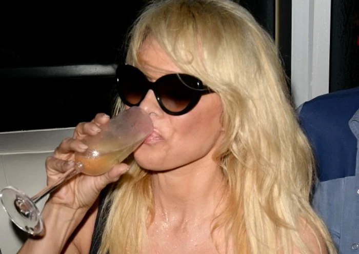 
    Pamela Anderson n-a vrut să-şi arate privirea la petrecereFoto: Splashnews  