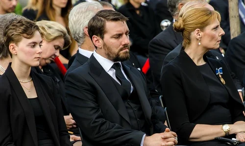 Fiica Principesei Sofia, Elisabeta-Maria Biarneix, alături de Nicolae al României și de Principesa Maria la înmormântarea Reginei Ana. FOTO: captură