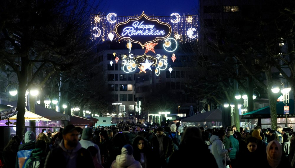 Oraşul Frankfurt și-a aprins luminile festive cu ocazia Ramadanului, o premieră în Germania. Extremiștii spun că e un „gest de supunere faţă de islam“