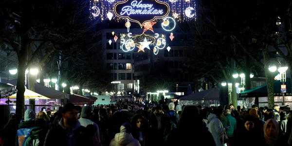 Lumini aprinse de Ramadan in Frankfurt FOTO EPA EFE jpg