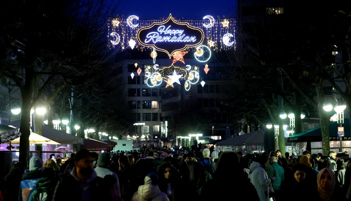 Lumini aprinse de Ramadan în Frankfurt. FOTO EPA EFE (Arhivă)