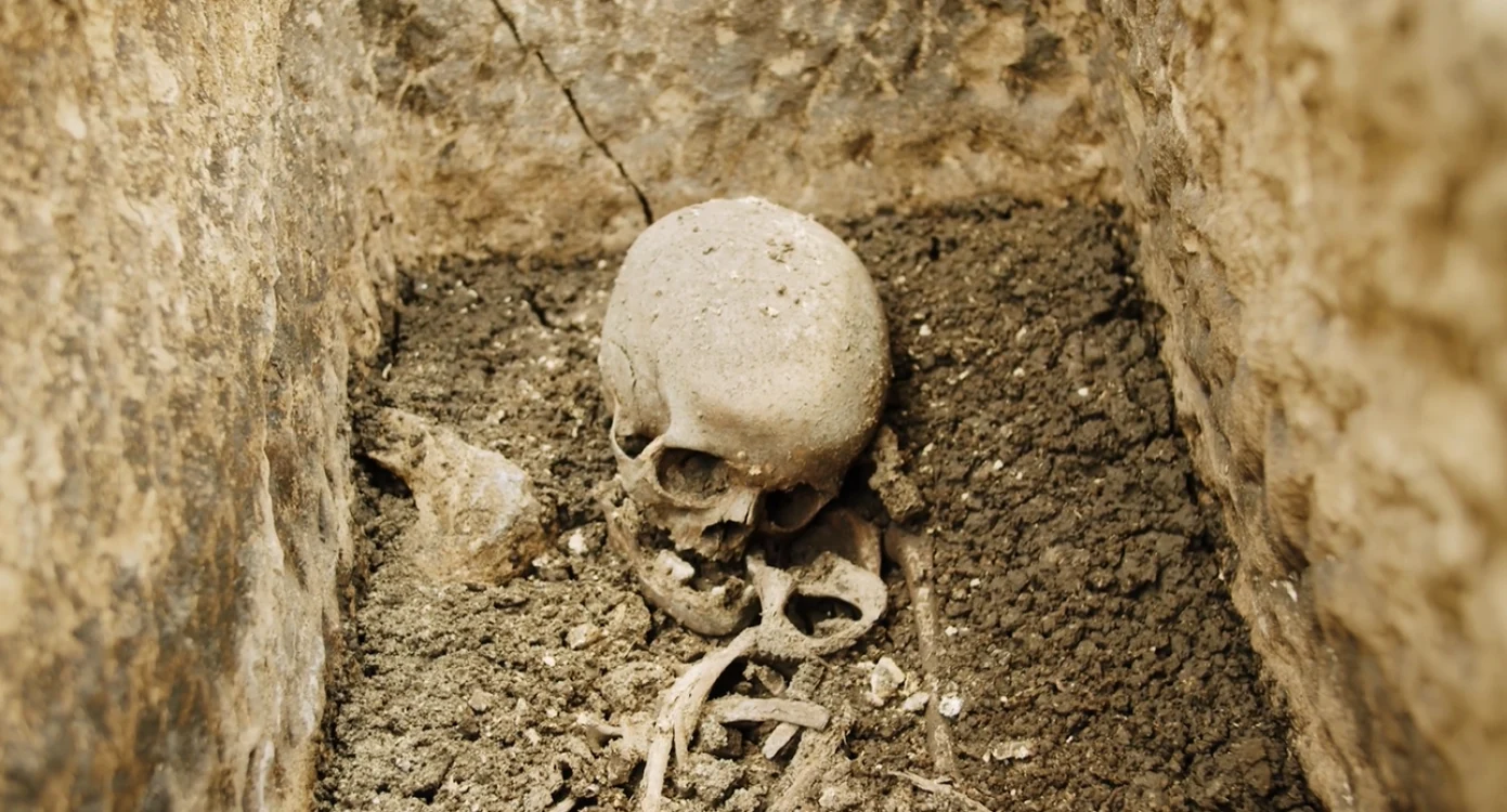 În sarcofagul intact s-au găsit osemintele unui adolescent dintr-o familie puternică. FOTO: MNIT