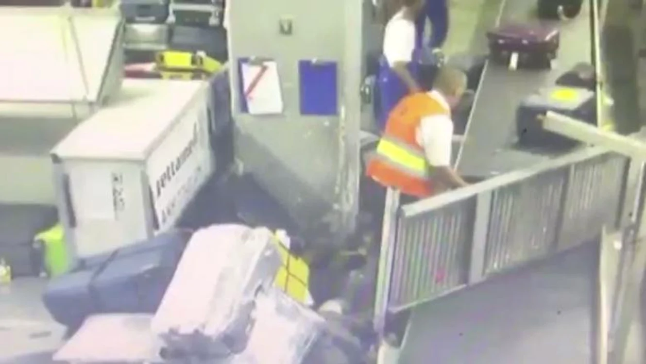 
    Cum sunt manevrate bagajele pe aeroportul din OtopeniFoto: Captură Video  