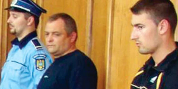 Maşina poliţiei, tamponată  de un infractor