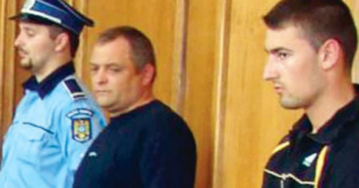 Maşina poliţiei, tamponată de un infractor