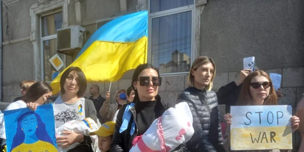 Femei şi copii ucraineni au protestat în faţa Consulatului general al Federaţiei Ruse FOTO Mariana Iancu 