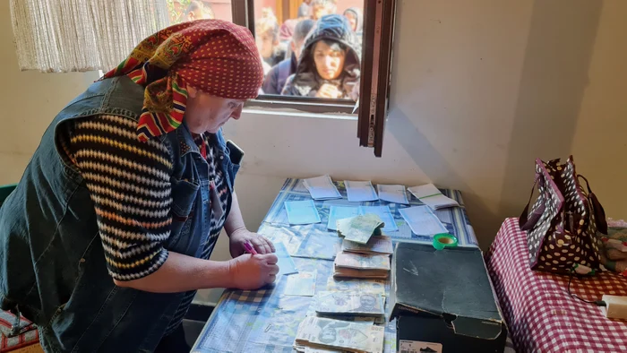 Poștărița Iolanda își face zilnic treaba într-un cartier de 10.000 de rromi FOTO CN Poșta Română