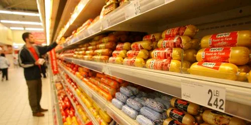 Comercianţii care au încercat să vândă produse în neregulă au fost amendaţi, ieri, de ANPC